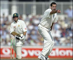 Martin Bicknell appeals for an lbw decision against South Africa's Mark Boucher