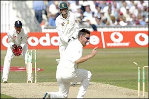 England's Ashley Giles runs out Jacques Kallis