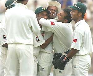 Bangladesh celebrate reducing Pakistan to 148-6