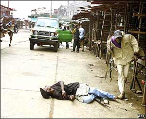 Government soldiers run for cover 