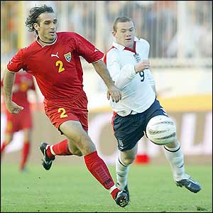 Wayne Rooney tries to get the ball 