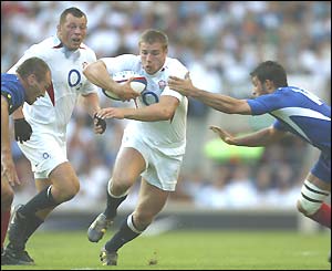 Ben Cohen runs through two French defenders towards teh try-line