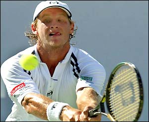 David Nalbandian stretches to play a shot