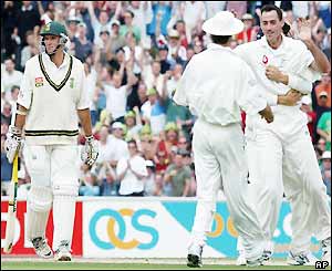 Smith falls to Bicknell for only 19 runs