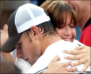 Andy Roddick hugs his girlfriend Mandy Moore