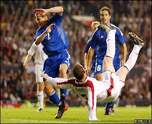 Rooney attempts an overhead shot at goal