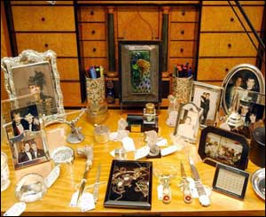 The sale of more than 400 pieces is expected to raise more than �800,000. 