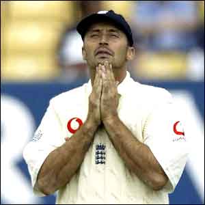 Nasser Hussain grimaces as South Africa pile on the runs against England