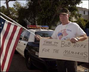 A former US soldier thanks Hope for all his work in entertaining the troops