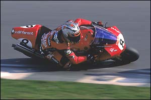 Steve Hislop rides his Yamaha at Brands Hatch in 2000