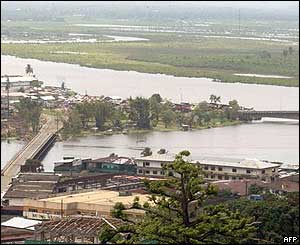The Old Bridge (l) and the Gabriel Tucker Bridge (r)