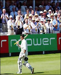 Smith receives a standing ovation