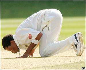 Makhaya Ntini kisses the wicket after dismissing Steve Harmison