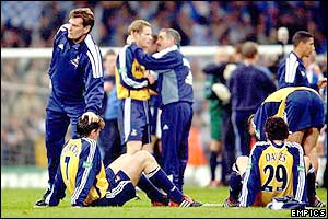Glenn Hoddle consoles his players after losing the 2002 Worthington Cup final