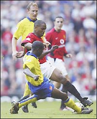 Man Utd's Quinton Fortune clashes with Arsenal's Lauren