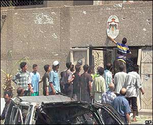 Iraqis removing seal from Jordanian embassy