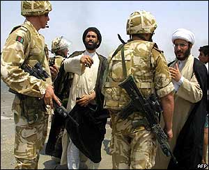 Iraqi imams talk to British soldiers