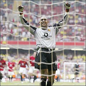 Tim Howard celebrates Man Utd's win