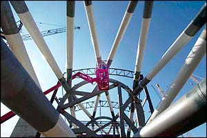 The famous arch is assembled on the southern side of the stadium (picture courtesy of www.wembleystadium.com)