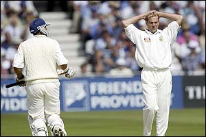 Jacques Kallis reacts as Mark Butcher adds runs to England's total 