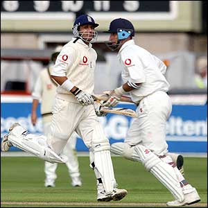 Mark Butcher and Nasser Hussain run between the wicket at Trentr Bridge