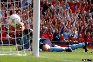 Bolton's Jussi Jaaskelainen looks on as Man Utd's Ryan Giggs' free-kick nestles in the back of his net at Old Trafford