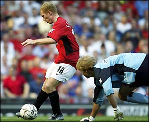 Paul Scholes evades Bolton's Jasskelainen to make it 3-0