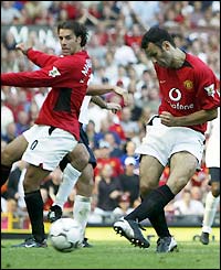 Ryan Giggs neatly taps in Man Utd's second goal 