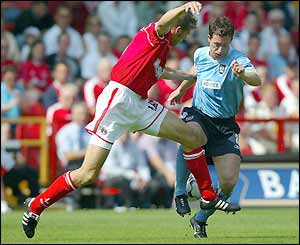 Charlton's Hermann Hreidarsson tackles City's Robbie Fowler
