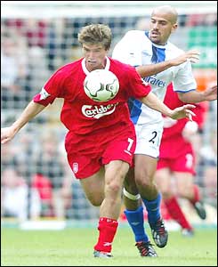 Harry Kewell chests the ball down ahead of Juan Sebastian Veron