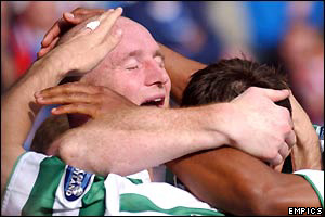 Hartson's goal sends Celtic to the top of the SPL