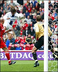 Crespo doesn't this miss time to give Chelsea the lead