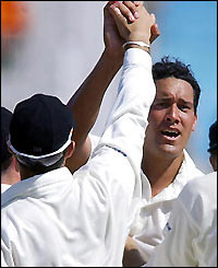 India reach 79-1 at lunch before Daryl Tuffey ends Sehwag's aggressive innings and makes the breakthrough