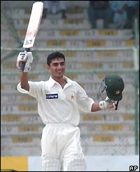 Yasir Hameed raises his bat to the crowd after reaching his hundred on his Test debut for Pakistan
