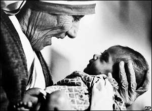 Mother Teresa with an orphan in Calcutta