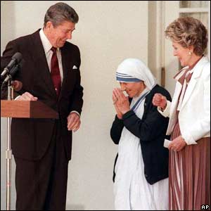 Mother Teresa bows to President Reagan while his wife Nancy looks on