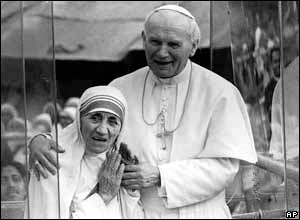 Pope Jean Paul II with Mother Teresa outside the Home of the Dying in Calcutta
