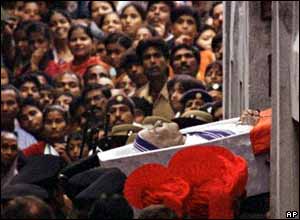 Crowds strain to see Mother Teresa before her burial in Calcutta