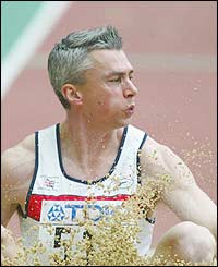 Jonathan Edwards has few problems as he reaches the triple jump final
