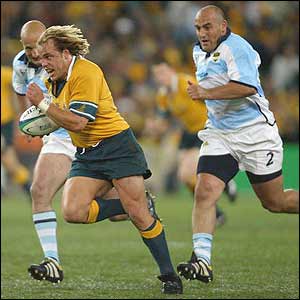 Australian flanker Phil Waugh evades the Argentine defence