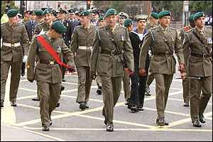 Army personnel arrive at St Paul's