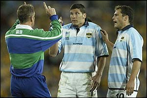 Kiwi referee Paul Honiss has words with Argentina's Roberto Grau 
