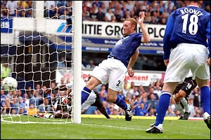 Steve Watson scores for Everton