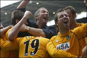 Souness celebrates as Yorke scores late on to earn Blackburn a draw