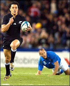 All Black wing Doug Howlett sprints away from the Italian defence