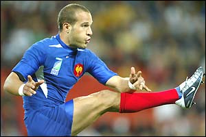 Frederic Michalak kicks 