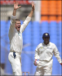 New Zealand's opening bowler Jacob Oram appeals 