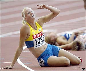 Carolina Kluft wins the 800m event in the heptathlon