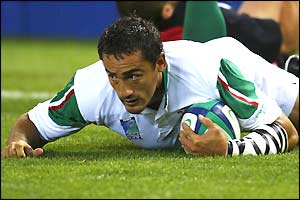 Sonny Parker scores a try for Wales