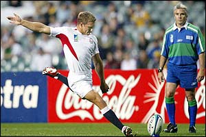 Jonny Wilkinson kicks toward goal 
